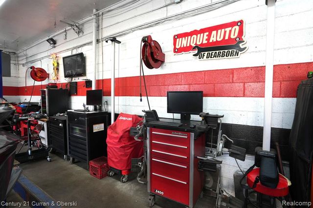 6811 Schaefer Road, Dearborn Heights, MI 48126