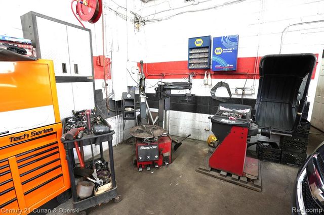 6811 Schaefer Road, Dearborn Heights, MI 48126