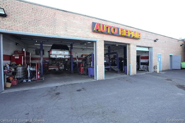 6811 Schaefer Road, Dearborn Heights, MI 48126