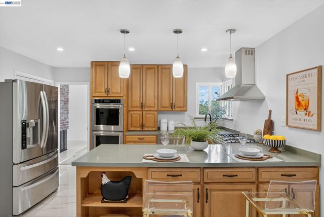 350 Elysian Fields Dr, Oakland, CA 94605