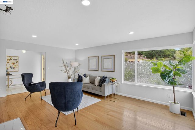 350 Elysian Fields Dr, Oakland, CA 94605