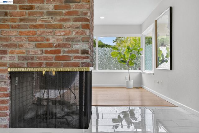 350 Elysian Fields Dr, Oakland, CA 94605