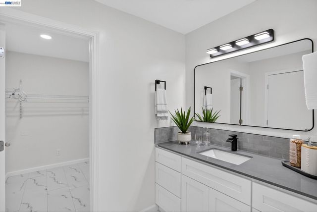 350 Elysian Fields Dr, Oakland, CA 94605