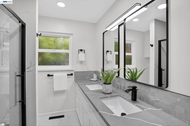 350 Elysian Fields Dr, Oakland, CA 94605