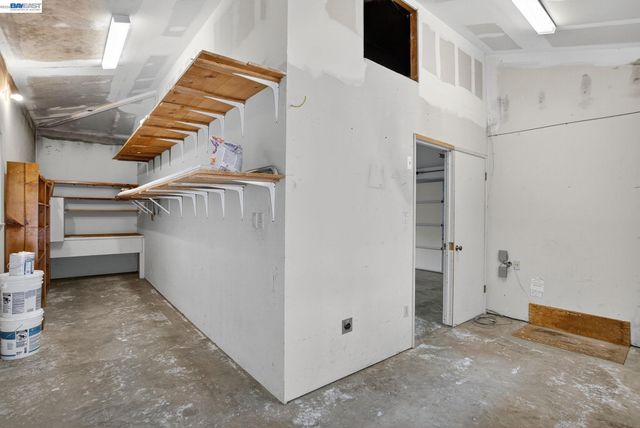 350 Elysian Fields Dr, Oakland, CA 94605