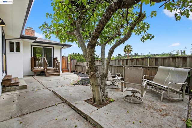 350 Elysian Fields Dr, Oakland, CA 94605