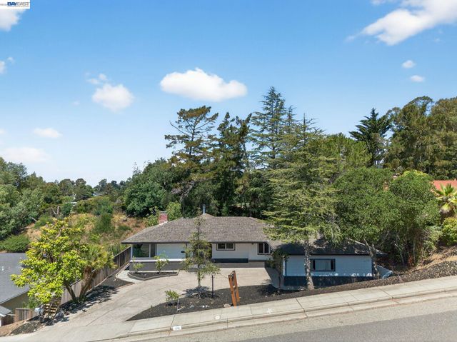 350 Elysian Fields Dr, Oakland, CA 94605