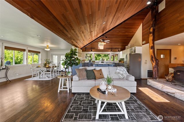 7211 E Grapeview Loop, Allyn, WA 98524