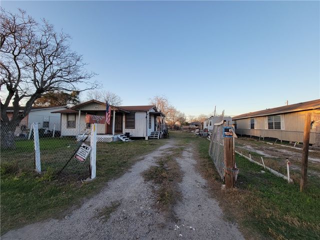 859 W Avenue E, Robstown, TX 78380