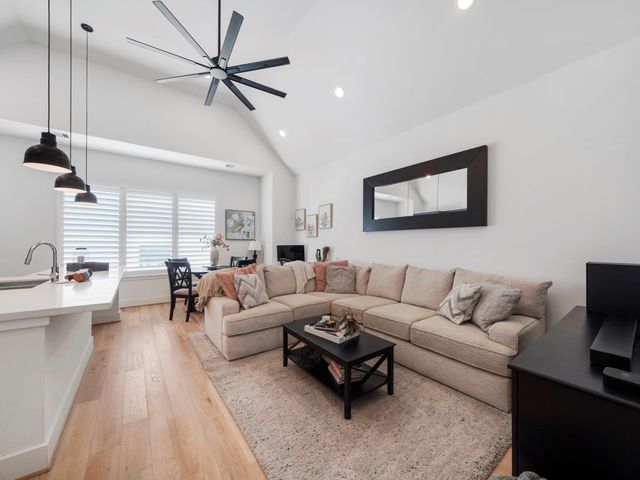 1218 W 24th Street D, Houston, TX 77008