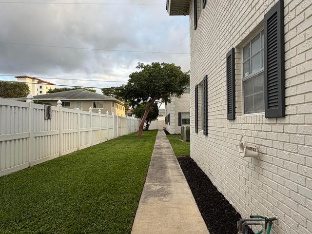 298 SW 6th Street 109, Boca Raton, FL 33432