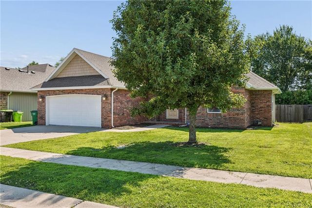21809 Lombardo Lane, Peculiar, MO 64078