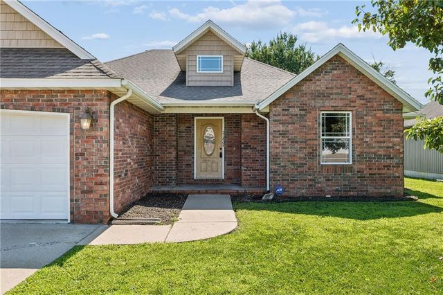 21809 Lombardo Lane, Peculiar, MO 64078