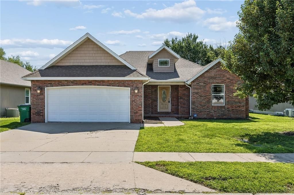 21809 Lombardo Lane, Peculiar, MO 64078