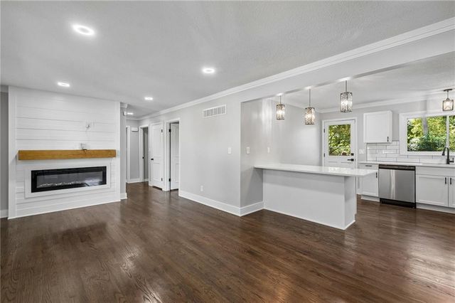 10015 E 31st Street, Independence, MO 64052
