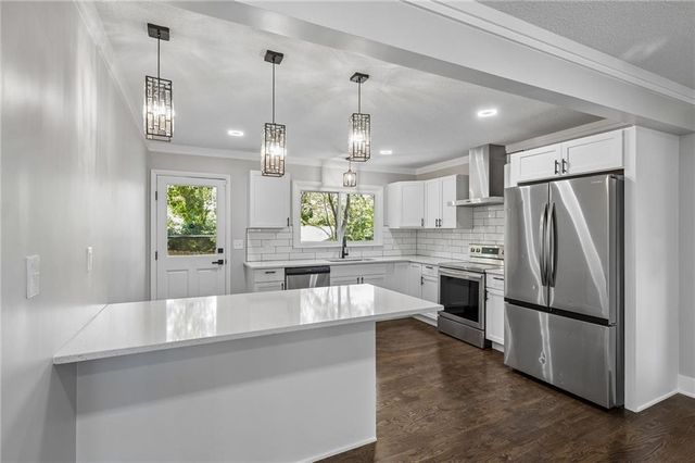 10015 E 31st Street, Independence, MO 64052
