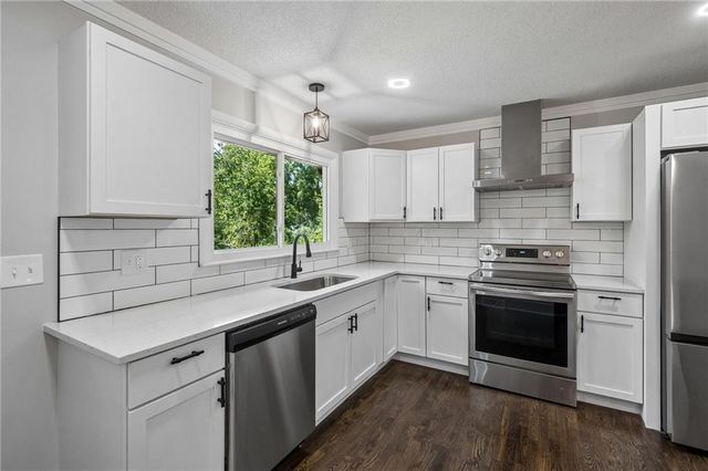 10015 E 31st Street, Independence, MO 64052