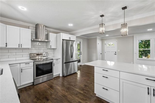 10015 E 31st Street, Independence, MO 64052
