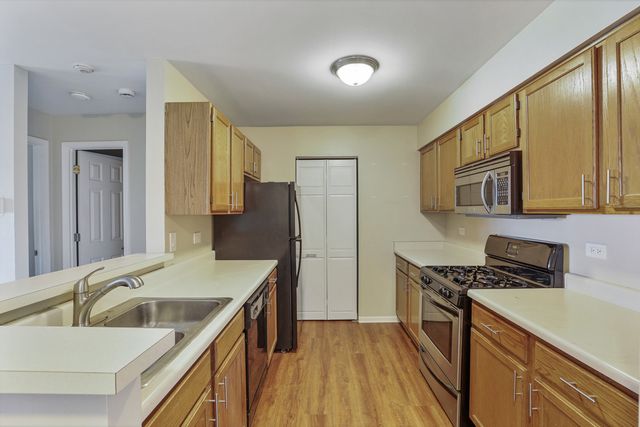 764 N Gary Avenue 110, Carol Stream, IL 60188