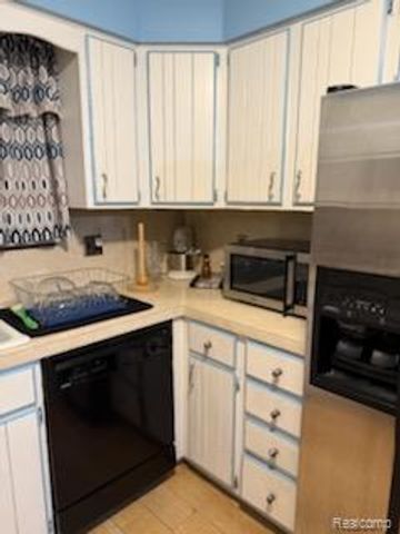 4780 S Tuxedo Drive, Warren, MI 48092