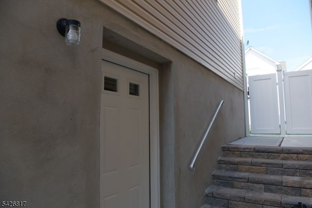 28 Davis St, Harrison Town, NJ 07029