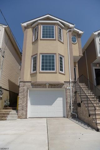 28 Davis St, Harrison Town, NJ 07029