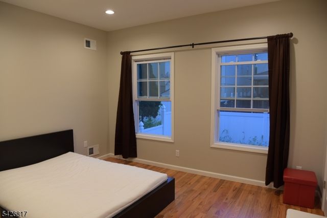 28 Davis St, Harrison Town, NJ 07029