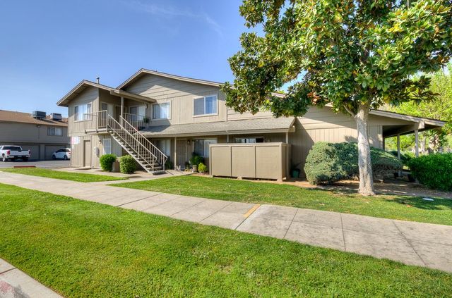820 Sherwood Way, Madera, CA 93638