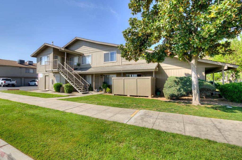 Image 2 of property listing at 820 Sherwood Way, Madera, CA 93638