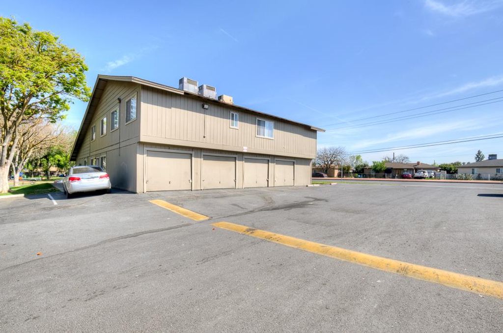 Image 3 of property listing at 820 Sherwood Way, Madera, CA 93638