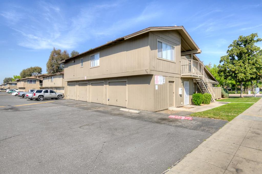 Image 4 of property listing at 820 Sherwood Way, Madera, CA 93638