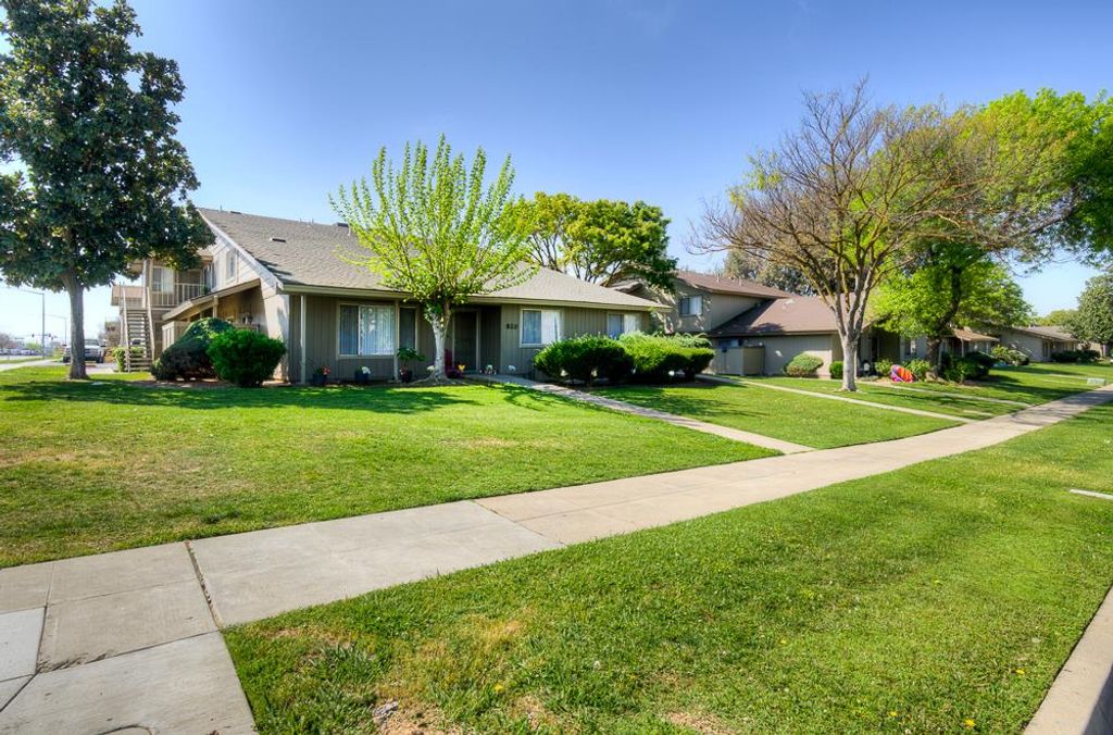 Image 6 of property listing at 820 Sherwood Way, Madera, CA 93638
