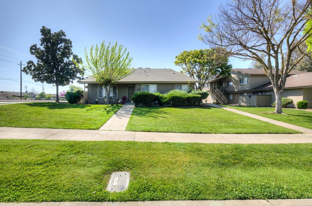 Image 8 of property listing at 820 Sherwood Way, Madera, CA 93638