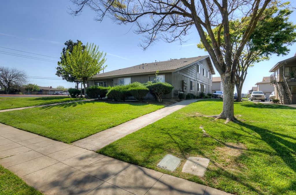 Image 9 of property listing at 820 Sherwood Way, Madera, CA 93638