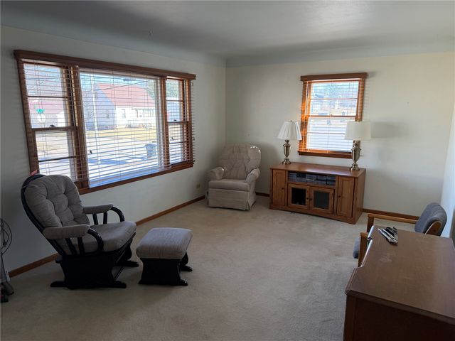 393 9th Ave, Marion, IA 52302