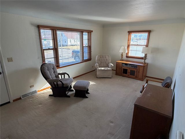 393 9th Ave, Marion, IA 52302