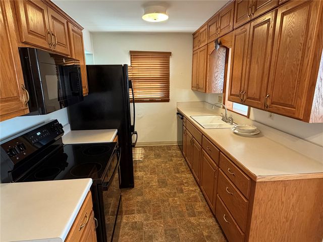 393 9th Ave, Marion, IA 52302