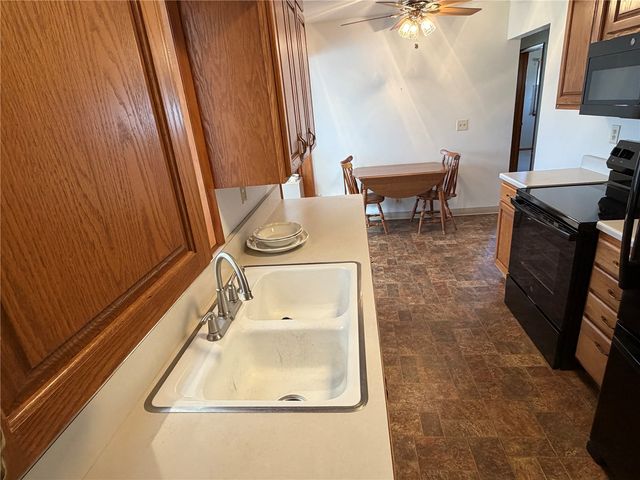 393 9th Ave, Marion, IA 52302