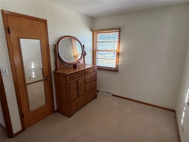 393 9th Ave, Marion, IA 52302