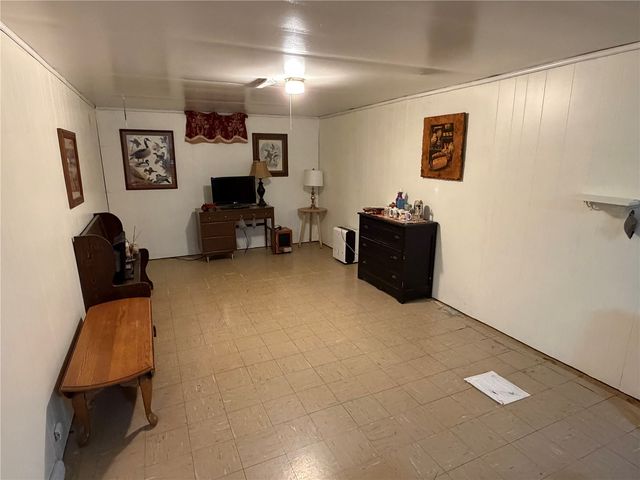 393 9th Ave, Marion, IA 52302