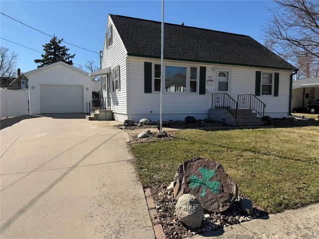393 9th Ave, Marion, IA 52302