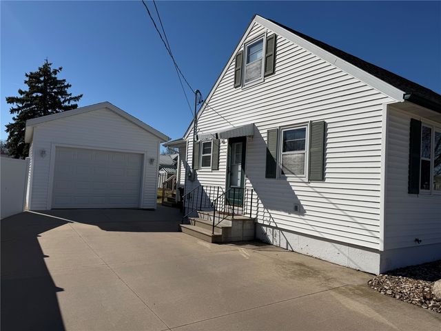 393 9th Ave, Marion, IA 52302