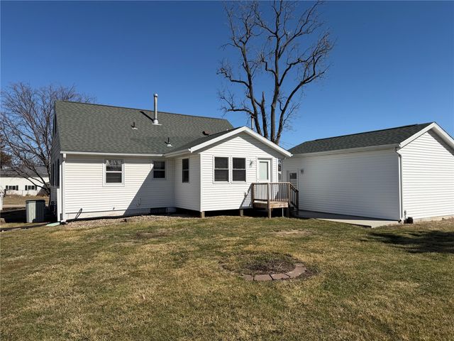 393 9th Ave, Marion, IA 52302