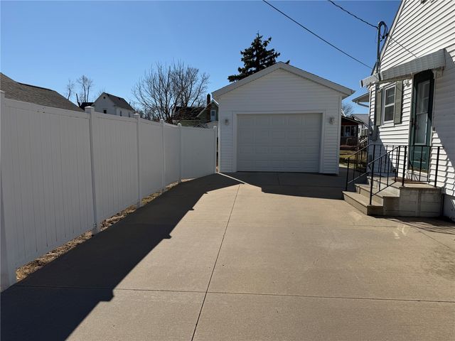 393 9th Ave, Marion, IA 52302