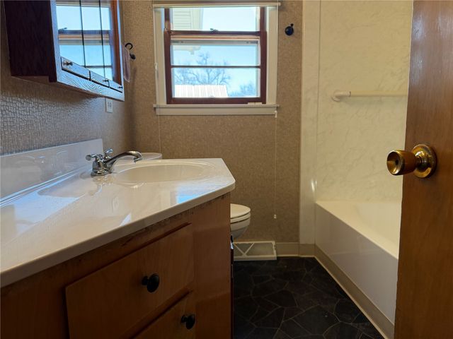 393 9th Ave, Marion, IA 52302