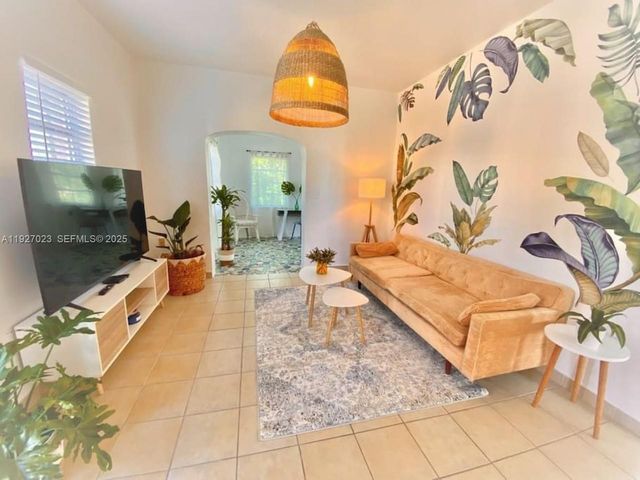 1872 SW 9th Street, Miami, FL 33135