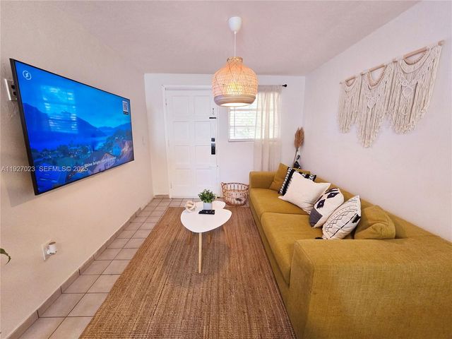 1872 SW 9th Street, Miami, FL 33135