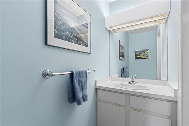 10 Sloop Ln 87, Quincy, MA 02171