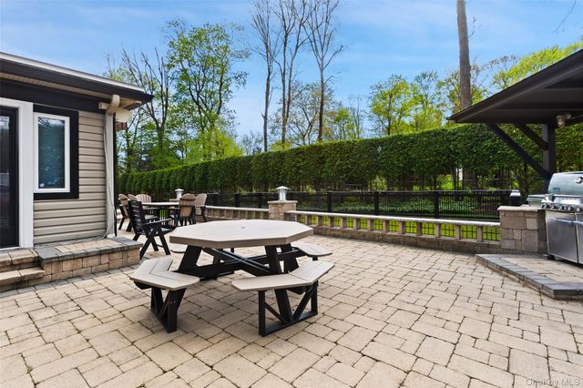 6 Lilac Place, Thornwood, NY 10594