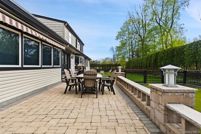 6 Lilac Place, Thornwood, NY 10594